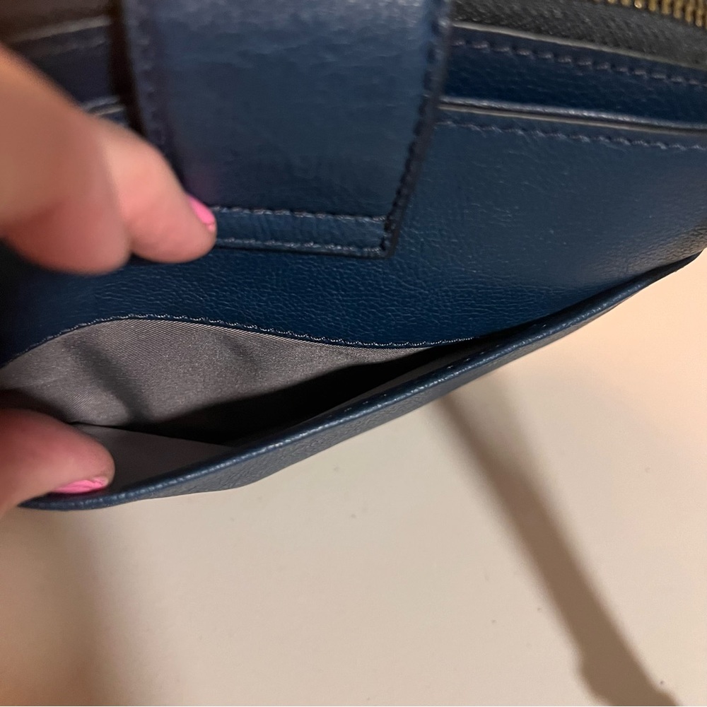 Fossil Dark Blue Leather Crossbody Messenger Bag with Gold Accents - Picture 5 of 12